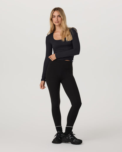 Vuori Women's Long Sleeve Halo Essential Scoop Solid Black