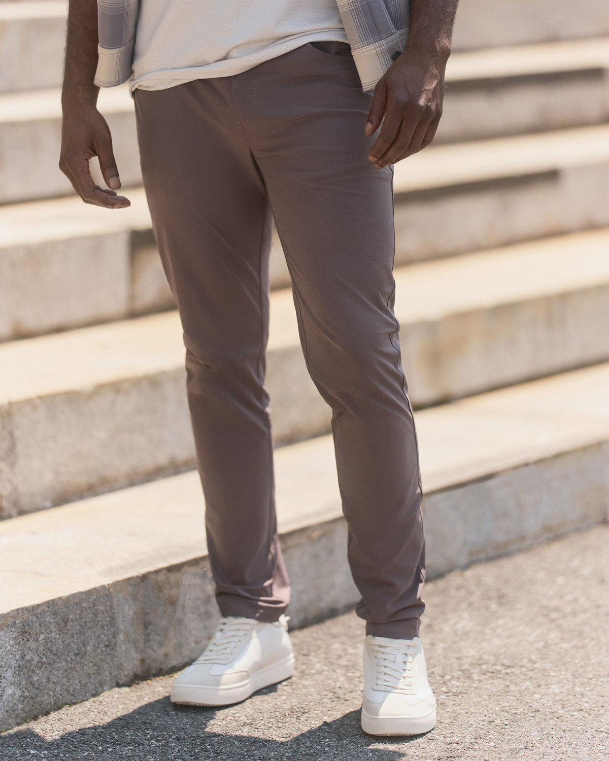 Vuori Meta Pant Athletic Slim Fit 32" Warm Grey 5-Pocket Pants